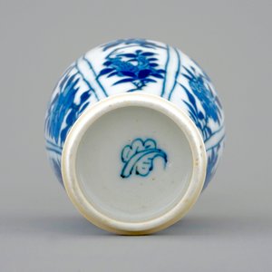 A Chinese blue and white elephant handle vase, Kangxi — photo 6