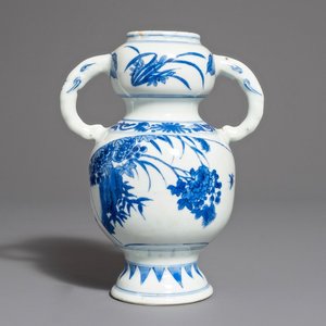 A Chinese blue and white elephant handle vase, Transitional period — photo 1