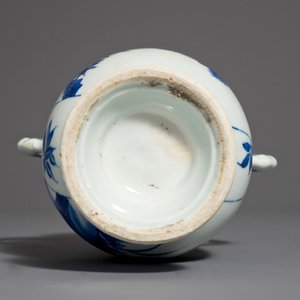 A Chinese blue and white elephant handle vase, Transitional period — photo 5