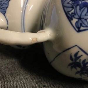 A Chinese blue and white elephant handle vase, Transitional period — photo 10