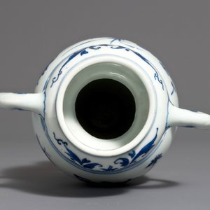 A Chinese blue and white elephant handle vase, Transitional period — photo 6