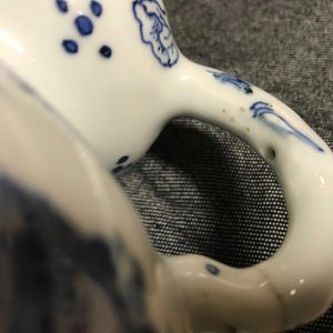 A Chinese blue and white elephant handle vase, Transitional period — photo 10