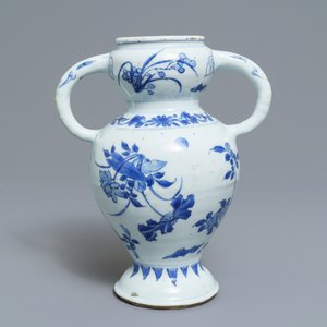 A Chinese blue and white elephant-handled vase with floral design, Transitional period — 照片 3