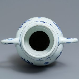 A Chinese blue and white elephant-handled vase with floral design, Transitional period — 照片 5