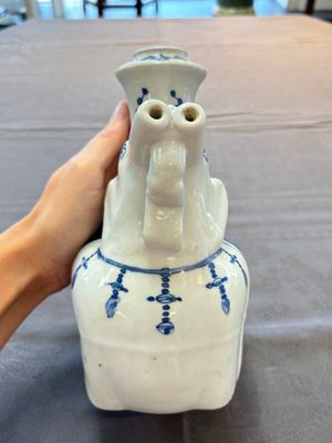 A Chinese blue and white 'elephant' kendi, Wanli — photo 2