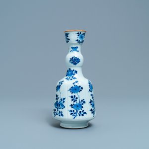 A Chinese blue and white elongated huqqa base with floral design, Kangxi — 照片 1