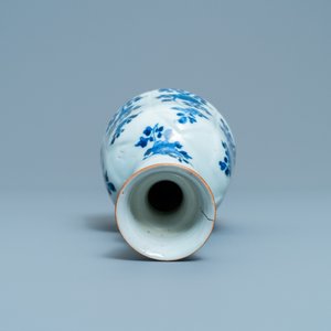 A Chinese blue and white elongated huqqa base with floral design, Kangxi — 照片 5