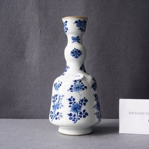 A Chinese blue and white elongated huqqa base with floral design, Kangxi — 照片 7