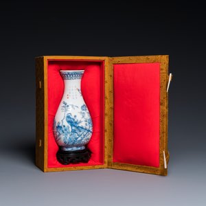 A Chinese blue and white-enamelled 'pheasants' vase, 19/20th C. — 照片 2