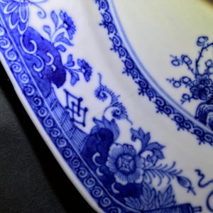 A Chinese blue and white English market armorial plate, Qianlong — photo 3