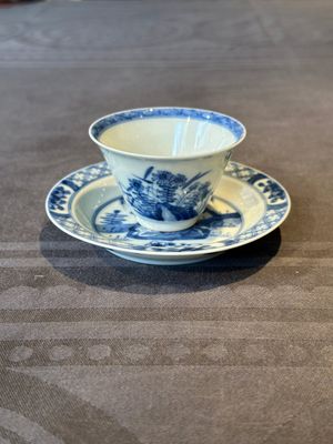 A Chinese blue and white 'erotic' cup and saucer, Kangxi — 照片 1