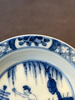 A Chinese blue and white 'erotic' cup and saucer, Kangxi — 照片 12