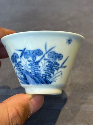A Chinese blue and white 'erotic' cup and saucer, Kangxi — 照片 3