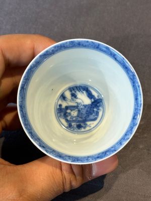 A Chinese blue and white 'erotic' cup and saucer, Kangxi — 照片 5
