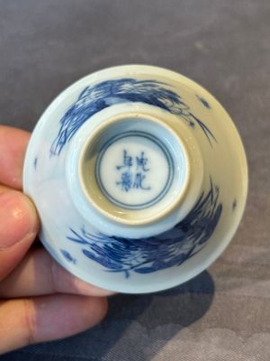 A Chinese blue and white 'erotic' cup and saucer, Kangxi — 照片 6