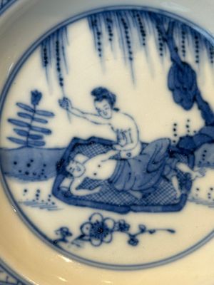 A Chinese blue and white 'erotic' cup and saucer, Kangxi — 照片 10