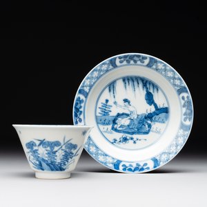 A Chinese blue and white 'erotic' cup and saucer, Kangxi — 照片 1