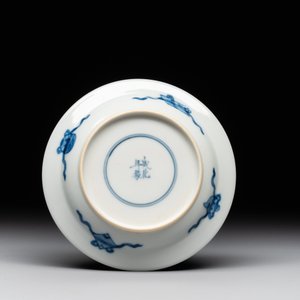 A Chinese blue and white 'erotic' cup and saucer, Kangxi — 照片 3