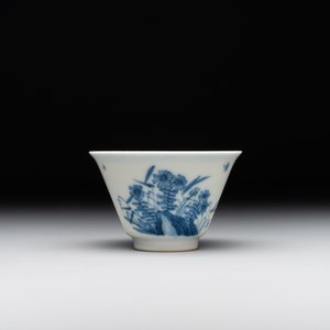 A Chinese blue and white 'erotic' cup and saucer, Kangxi — 照片 4