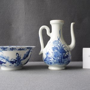 A Chinese blue and white ewer and a 'tiger' bowl, Kangxi mark and of the period — photo 19