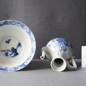 A Chinese blue and white ewer and a 'tiger' bowl, Kangxi mark and of the period — photo 21