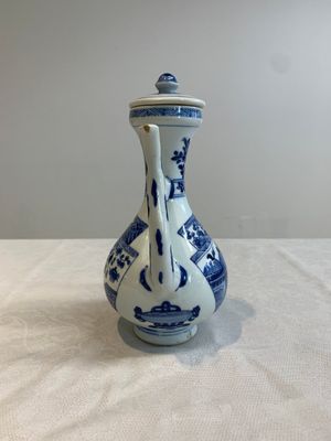 A Chinese blue and white ewer and cover, Kangxi — foto 3