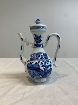 A Chinese blue and white ewer and cover, Kangxi — foto 4