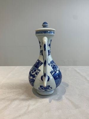 A Chinese blue and white ewer and cover, Kangxi — foto 5