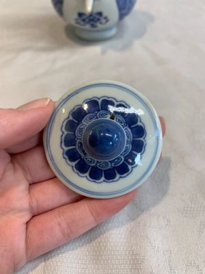 A Chinese blue and white ewer and cover, Kangxi — foto 6