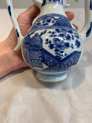 A Chinese blue and white ewer and cover, Kangxi — foto 9