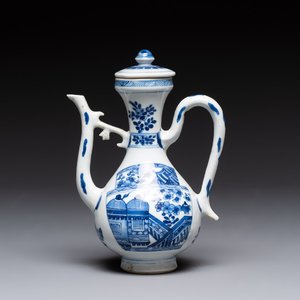 A Chinese blue and white ewer and cover, Kangxi — foto 1