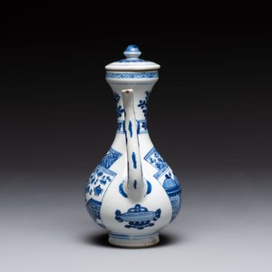 A Chinese blue and white ewer and cover, Kangxi — foto 4