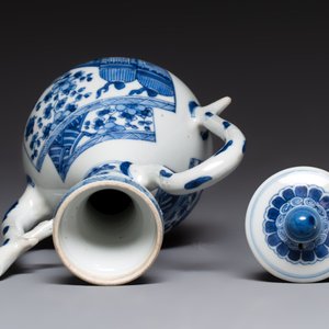 A Chinese blue and white ewer and cover, Kangxi — foto 5