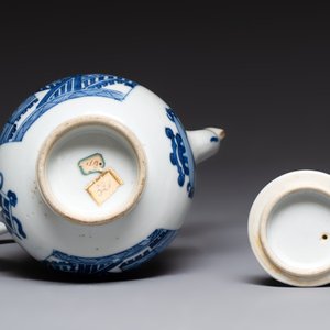 A Chinese blue and white ewer and cover, Kangxi — foto 6