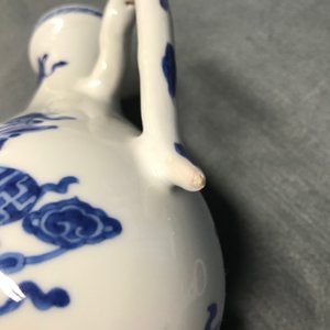 A Chinese blue and white ewer and cover with 'antiquities' design, Kangxi — photo 12