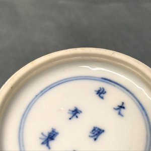 A Chinese blue and white ewer and cover with 'antiquities' design, Kangxi — photo 13