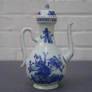 A Chinese blue and white ewer and cover with 'antiquities' design, Kangxi — photo 24