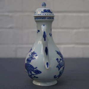 A Chinese blue and white ewer and cover with 'antiquities' design, Kangxi — photo 25