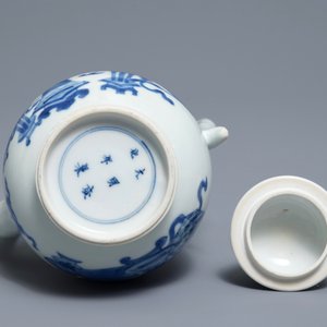A Chinese blue and white ewer and cover with 'antiquities' design, Kangxi — photo 6