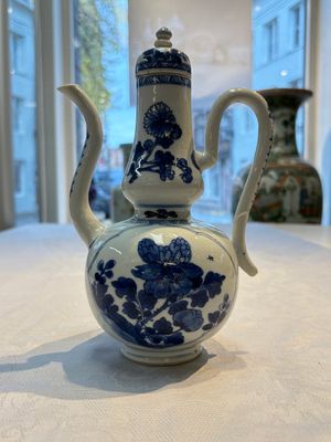 A Chinese blue and white ewer and cover with floral design, Kangxi — photo 1
