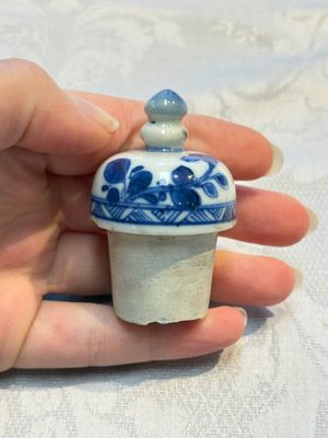 A Chinese blue and white ewer and cover with floral design, Kangxi — photo 11