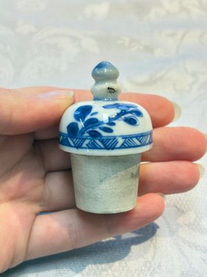 A Chinese blue and white ewer and cover with floral design, Kangxi — photo 12
