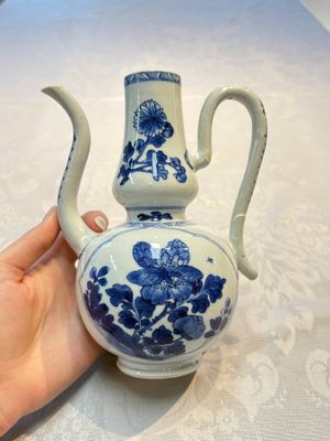 A Chinese blue and white ewer and cover with floral design, Kangxi — photo 2