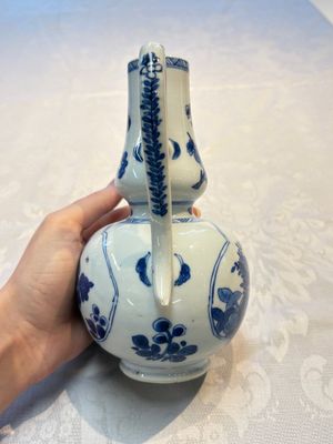 A Chinese blue and white ewer and cover with floral design, Kangxi — photo 3