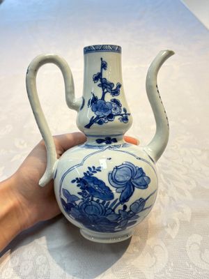 A Chinese blue and white ewer and cover with floral design, Kangxi — photo 4