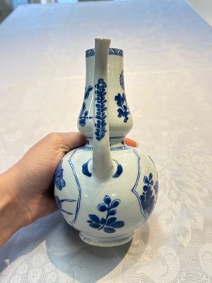 A Chinese blue and white ewer and cover with floral design, Kangxi — photo 5