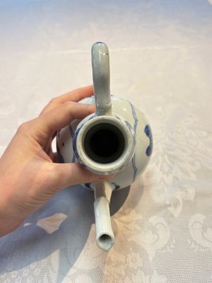 A Chinese blue and white ewer and cover with floral design, Kangxi — photo 6