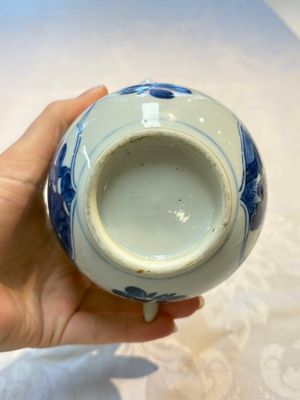 A Chinese blue and white ewer and cover with floral design, Kangxi — photo 7