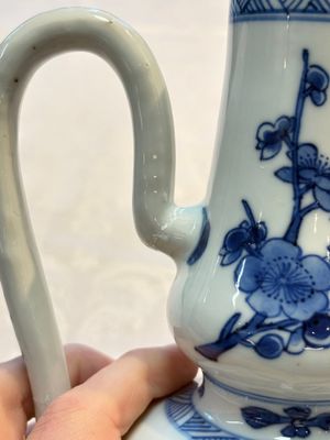 A Chinese blue and white ewer and cover with floral design, Kangxi — photo 8