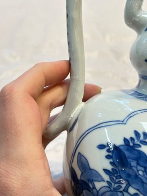A Chinese blue and white ewer and cover with floral design, Kangxi — photo 9